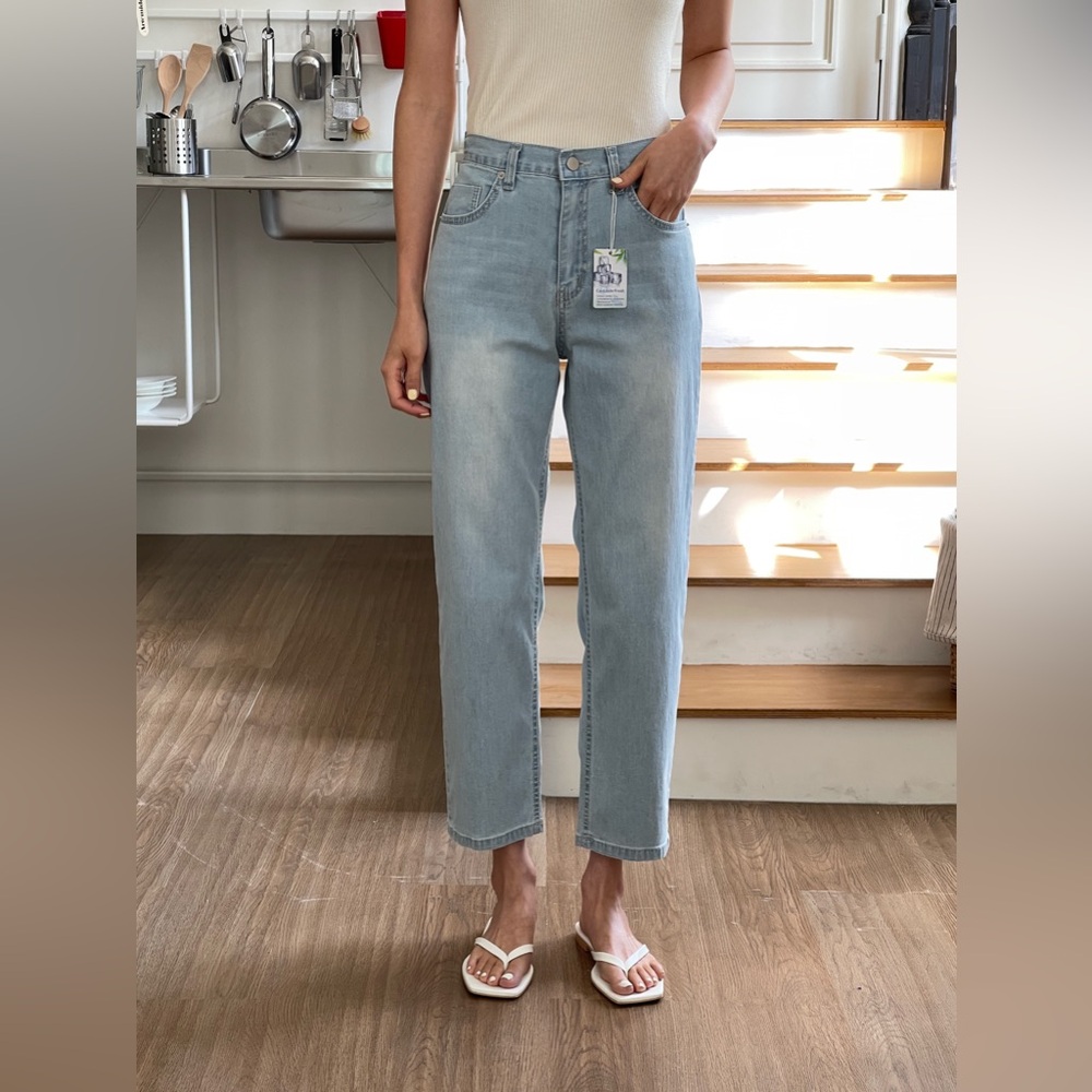 NWT Cropped Back-Banded Straight Jeans]